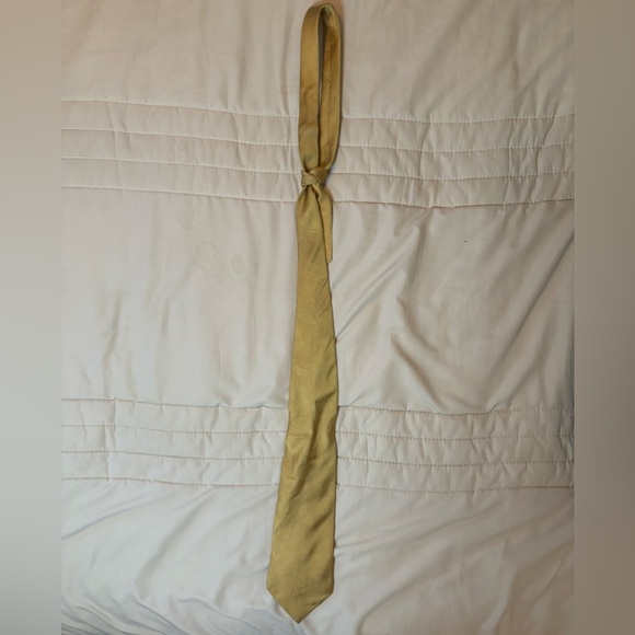 Van Heusen Gold Necktie - Picture 3 of 5